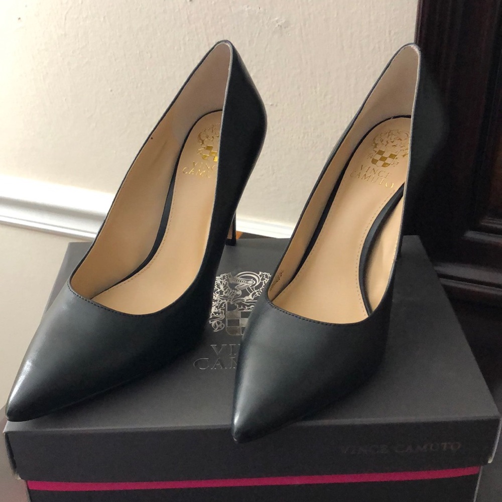 Black pump shoes